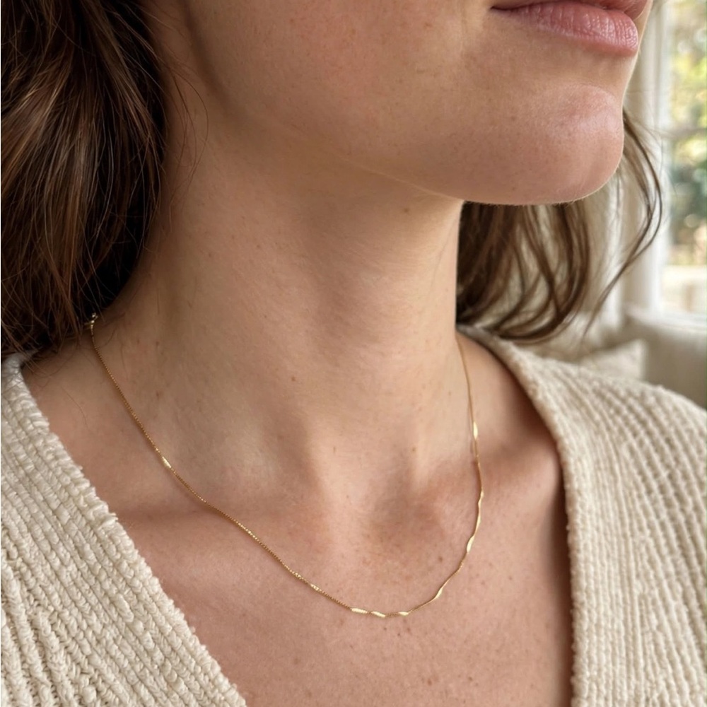 Delicate Gold Wavy Chain Necklace - Minimalist Women